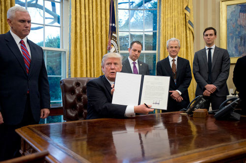 2017年1月23日，川普簽署總統行政命令，右二為納瓦羅。