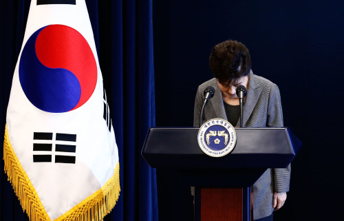 韓國前總統朴槿惠向韓國民眾鞠躬道歉。