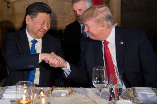 2017年4月6日，美国总统唐纳德・川普和中国国家主席习近平在佛罗里达州西棕榈滩的马阿拉歌庄园晚餐时握手。