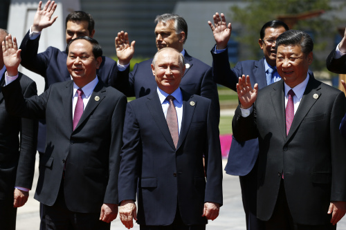 北京召开一带一路国际高峰会，会上习近平与各国元首谈判  习近平（右）与参与一带一路的越南国家主席陈大光(左)、俄罗斯总统普京（中