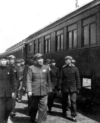 1950年冬季，朱德视察北京长辛店铁路工厂。   