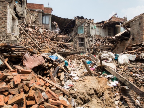 大地震造成满目疮痍的惨重损失，古今中外皆然。图为2015年尼泊尔大地震。