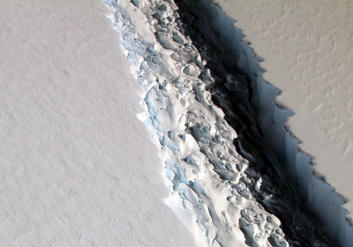 2016年11月16日美国航空航天局科学家拍摄的南极洲半岛拉尔森C冰架的巨大裂缝。