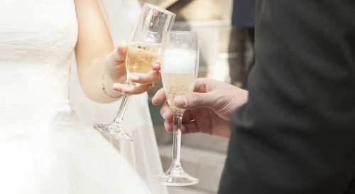 新郎新娘在婚礼上为何要共饮交杯酒呢？