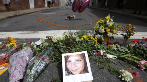 人们在32岁女子海瑟·海尔被撞的地方摆上鲜花。