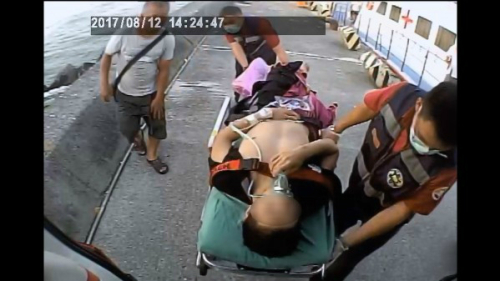臺灣小琉球潛水客被螺旋槳打斷右腿，緊急送醫。