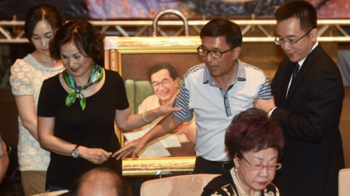 图为前台湾总统陈水扁（右2）今年5月19日参加台北凯达格兰基金会感恩募款餐会。
