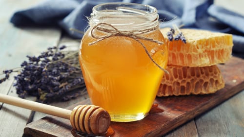 蜂蜜可以讓肌膚有一層天然的保護膜，讓肌膚白皙亮麗。