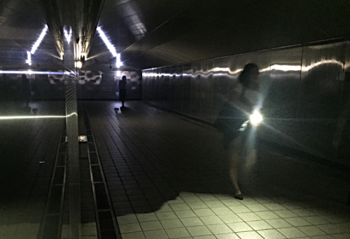 台北市松江路地下道受影响停电，民 众自备手电筒点起灯光前进。  