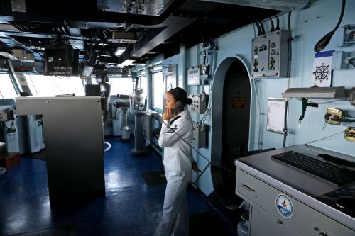 美國軍艦上的女兵多是華人？