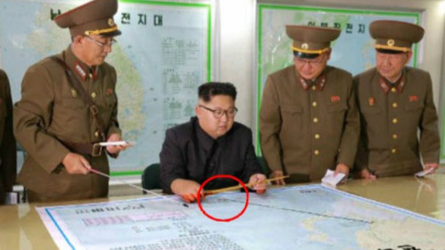 朝鮮最高領導人金正恩正聽取軍方有關發射導彈攻擊關島的計畫報告。