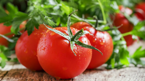 西紅柿有促進人體代謝、清除腸道殘渣的作用。