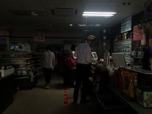 臺北市松江路上的超市受815大停電事故影響。