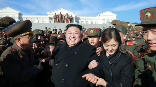 脱北者表示，过去朝鲜人都被要求必须崇拜金氏家族成员，要把金氏家族成员视为他们的上帝，但现在许多朝鲜人已不再像过往那样尊重金正恩。（图片来源：Getty images)