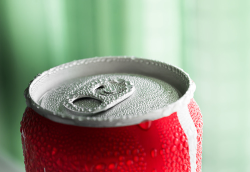 一瓶可樂的含糖量就相當於一個人每天建議攝取量的全部。