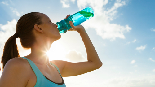 夏天要多喝水，避免血液黏稠度增加，引起缺血性中風。