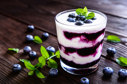 藍莓富含花青素，酸奶富含蛋白質，二者搭記可以使營養更加豐富。
