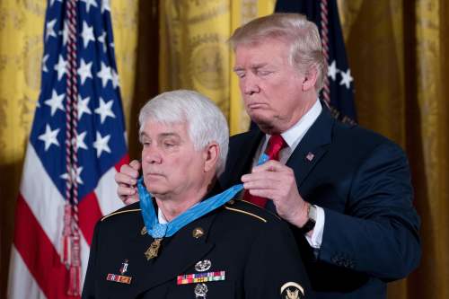美国总统川普授予越战老兵麦克劳恩军方最高荣誉勋章。