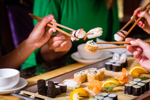 日本山梨县完全不靠海，但是按人口比例计算，“寿司店”的数量竟然排名日本第一！