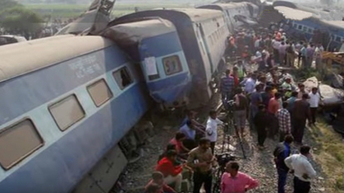 印度一列羯陵伽烏特卡特快列車（Kalinga Utkal Express）19日傍晚在北方省墨沙發那加縣（Muzaffarnagar）突然發生脫軌事故，造成至少23人死亡81人受傷。（圖片來源：youtube視頻截圖） 