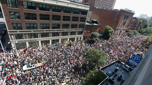 成千上万反种族主义抗议民众19日涌上波士顿街头，反种族主义抗议民众挤满了波士顿的主要街道，多个街区拥堵不堪。 