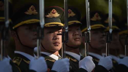 中共軍方試圖建立一支現代作戰部隊。但越來越難於找到適合的新人入伍。