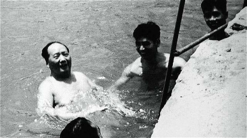 1959年7月，毛澤東在廬山人工湖游泳。