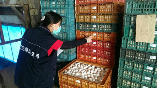 彰化县有蛋鸡场被验出生产的鸡蛋有禁用农药芬普尼，彰化县卫生局22日前往国贺牧场追查鸡蛋流向。