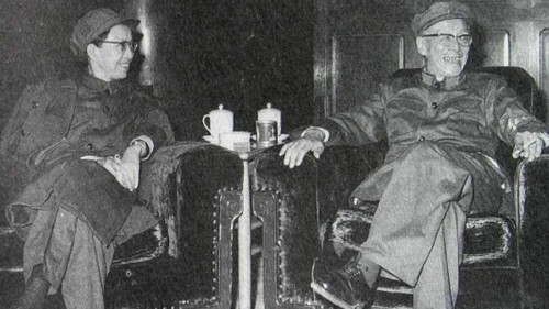 康生（右）在文化大革命期间与江青谈笑风生。（网络图片）