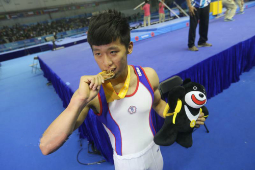 「翻滾男孩」李智凱8月23日在臺北世大運競技體操鞍馬項目，以零失誤的15.300高分，摘下金牌。 