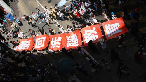 2012年香港曾有多个团体组织万人大游行，反对政府推行“国民教育”。