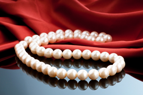 淡水珍珠常见的颜色有白、奶、粉，紫，淡黄等。
