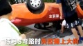 女考駕照7次失敗備戰第8次撞樹翻車(視頻圖)