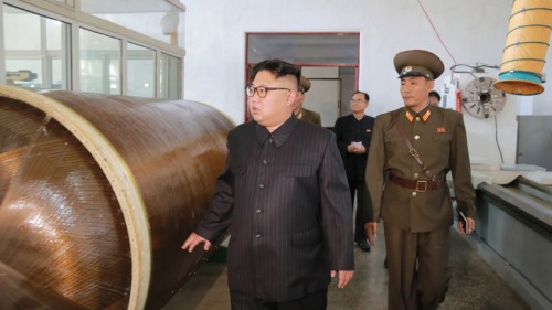 金正恩訪問朝鮮國防科學院化學材料研究所。 