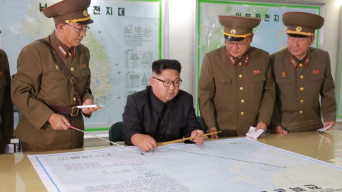 朝鮮最高領導人金正恩聽取朝鮮軍方作有關發射導彈攻擊關島的方案報告。