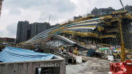 高铁香港段预计明年第三季开通。政府今日决定中止立法会其他议案辩论，优先讨论“一地两检”议案