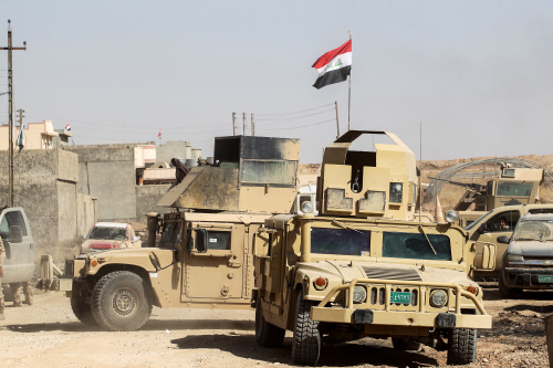 伊拉克军队与“伊斯兰国”在泰勒・阿法尔城镇激战。