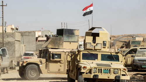 伊拉克军队与“伊斯兰国”在泰勒・阿法尔城镇激战。