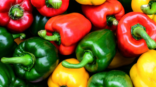 青椒与其他蔬菜不同，它只有与油结合，才能让维生素C，以及胡萝卜素更容易被人体内吸收。
