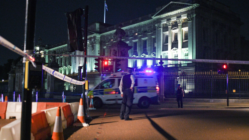 白金汉宫外一名男子手持长剑攻击警察，事后宫殿外已被封锁。 