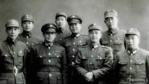 抗战胜利后，74军军长张灵甫（左二）跟军官们合影。