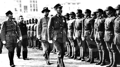 1937年蒋介石抗战时在武汉大学检阅军官团。