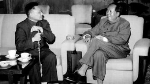 邓小平（左）和毛泽东（右）。