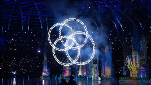 運動會開幕式上，象徵著奧林匹克標誌的五環變成了四環