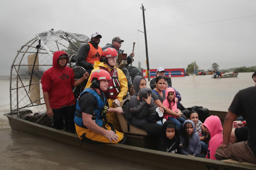 救援队救出被洪水围困的人们