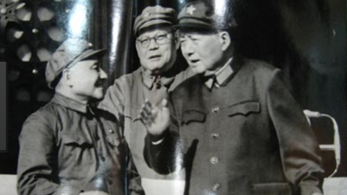 文革期间，（左起）邓小平、叶剑英、毛泽东在一起。