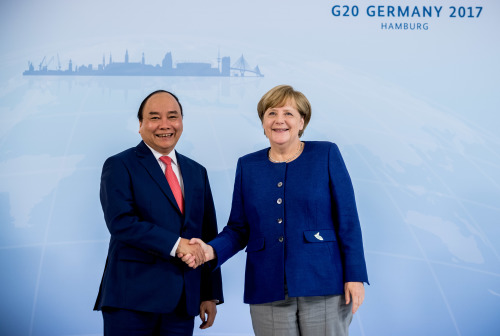 2017年7月6日G20峰會期間，德國總理默克爾會見越南總理阮春福。