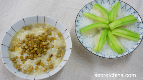 多进稀粥是夏季补充体力的重要方法，绿豆粥和丝瓜粥都很不错。