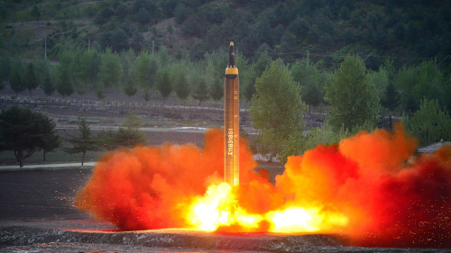 （16：9）朝鲜领导人金正恩一再扬言威胁要对美国关岛发动导弹袭击，最近这种煽动挑衅的做法又升级了。 