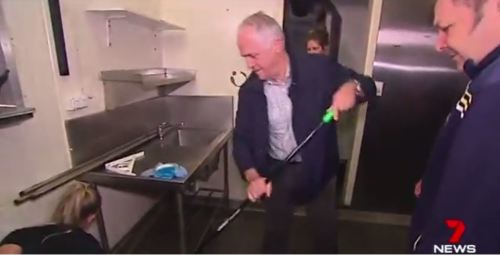 總理搭地鐵被當眾臭罵去餐廳被逼擦地